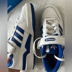 Royal blue Adidas Forum low shoes (size 5)